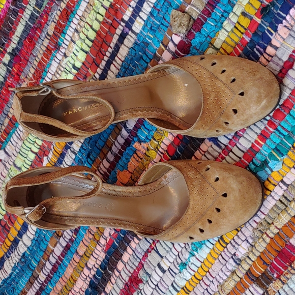 Marc Jacobs Shoes - 🔹️Marc Jacobs cognac rounded toe wedge